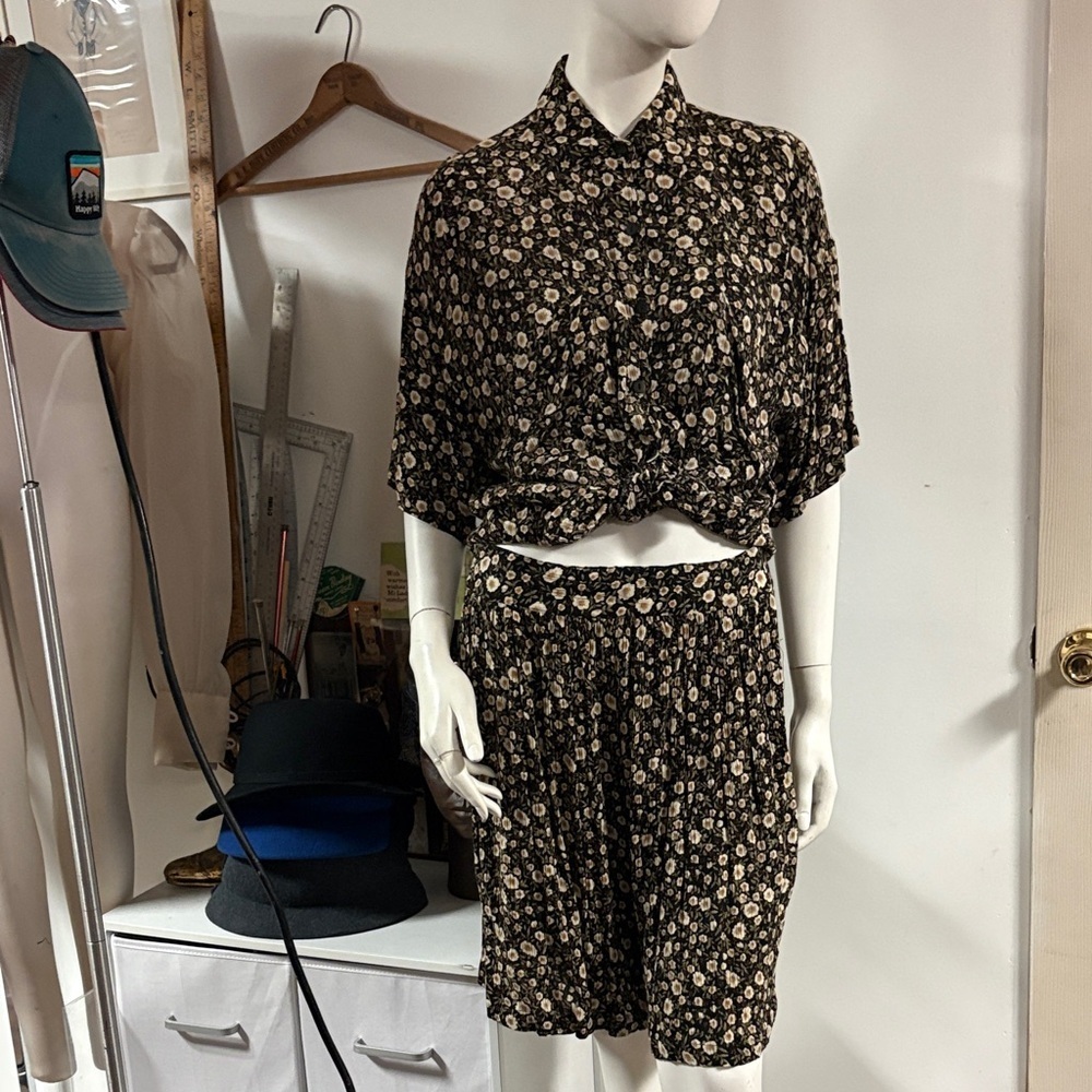Rue Twenty-One 90s Floral Black Top Shorts Set Size Large